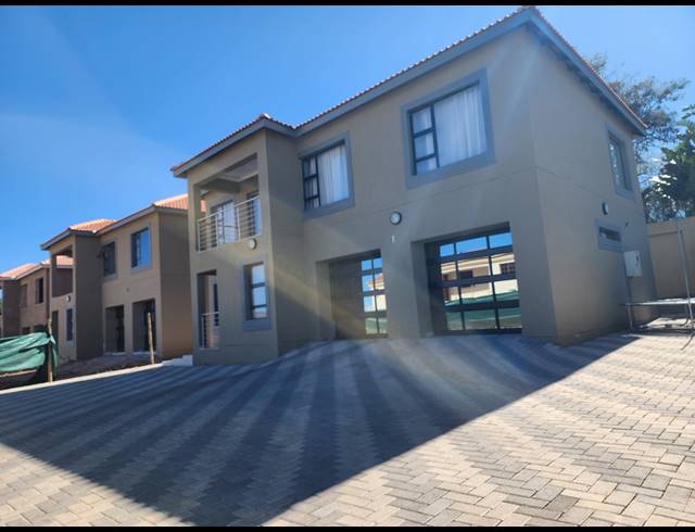 4 BEDROOM TOWNHOUSE FOR SALE IN STERPARK